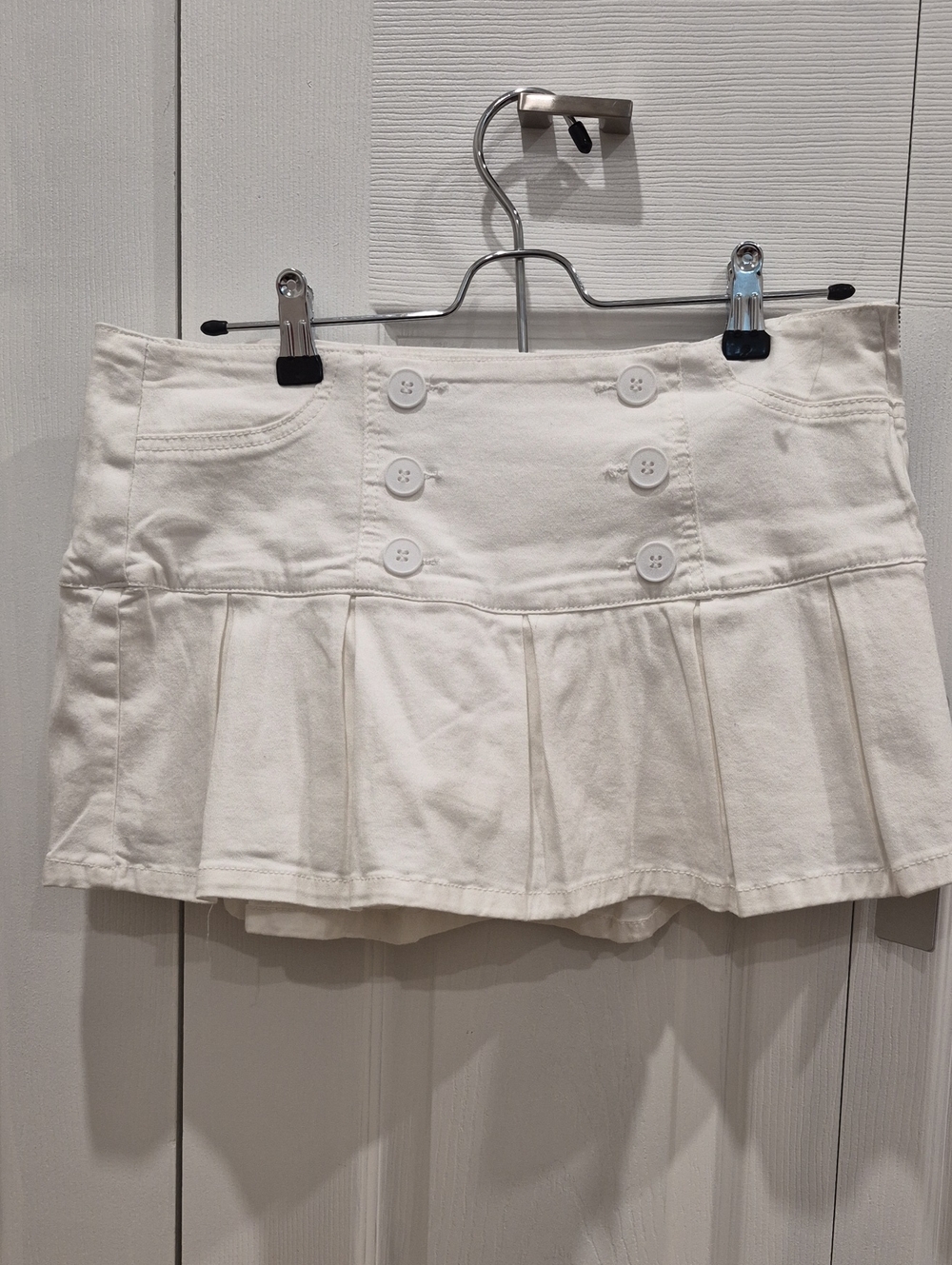 Madden Girl White Pleated Button-Detail Mini Skirt
